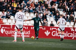 Lopy no tuvo un buen partido y Rubi lo quitaba al descanso para dar entrada a Robertone.