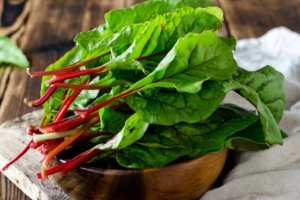 Una tazón con hojas de acelgas.
