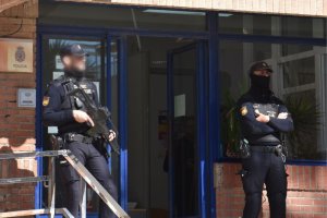 Agentes a las puertas de la Comisaría de Policía Nacional en El Ejido.
