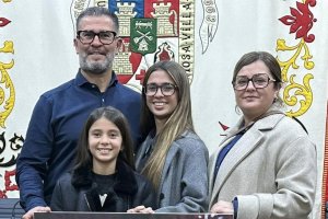 El autor del cartel, Manuel Marín, junto a su familia.