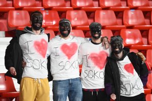 Aficionados con camisetas dedicadas a Patrick Soko en el Almería-Huesca.