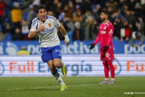 Iván Azón celebrando un gol al Tenerife en La Romareda.