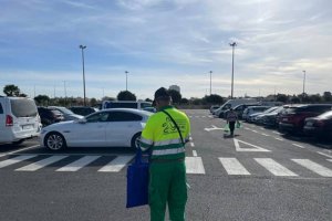 Uno de los trabajadores de la Asociación Murgi, realizando labores de asistencia al aparcamiento