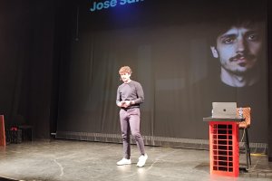 José Saldaña durante la charla en el Teatro Apolo.