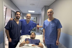 El jugador del Málaga es una de las últimas intervenciones de los prestigiosos cirujanos.
