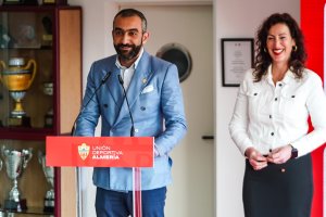 Mohamed El Assy y Mar Vázquez tan felices ante el Almería que viene.