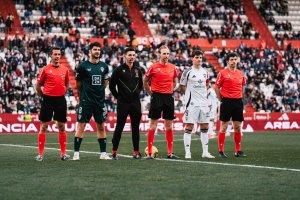 Los capitanes Riki y Melero con el colegiado Sánchez López antes de que comenzara el partido en el Carlos Belmonte el pasado domingo.