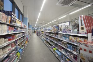 Uno de los pasillos interiores de la tienda Action.