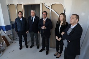 Delegado, alcalde, concejal de Turismo y responsables sanitarios visitando las obras.