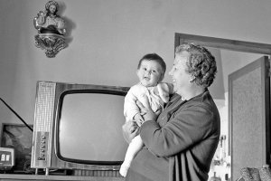 La tele en blanco y negro con sus transformador de la casa de la maestra Elena Capel, en la calle Cámaras.