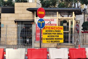 Cartel que señaliza las obras del Paseo de Almería en Puerta Purchena.