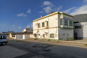 Allí sigue esperando la llegada del AVE cerca de las vías.