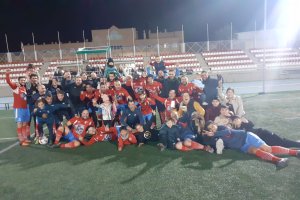 Los jugadores del Adra celebrando el título.