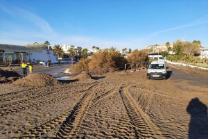 Trabajos de arreglo en la zona afectada de Vera Playa.