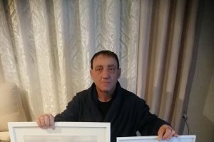 Carlos Miralles enseña dos de sus obras a LA VOZ de Almería.