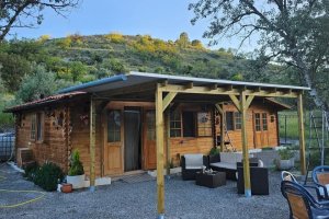 Imagen de la casa de madera en el terreno a la venta en el municipio de Felix. FACEBOOK / ENTRESUELO 8 INMOBILIARIA