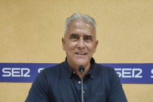 Pepe Morales, entrenador del Carrusel Deportivo en los estudios de la Cadena SER.