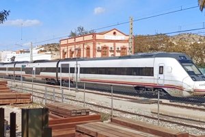 El Media Distancia que sale a mediodía desde Almería rumbo a Granada por la estación de Huércal-Viator.