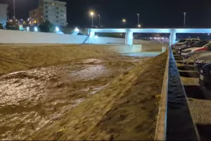 La rambla de Albox con agua a su paso por el pueblo.