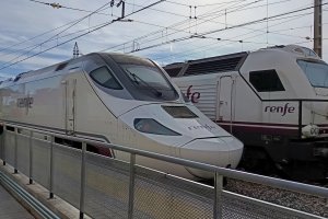 El Alvia en la estación de Huércal-Viator y al lado las locomotoras 334 que llevarán el Intercity.