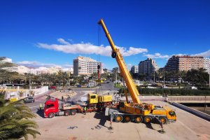 Traslado de la locomotora y la grúa hasta el Muelle de Levante