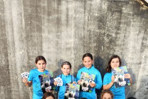 Las chicas del club almeriense con sus propios cromos y sus respectivos álbumes.