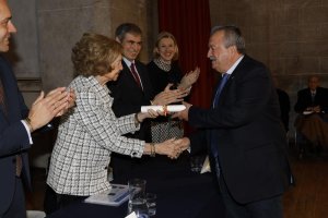 La reina emérita entrega el galardón al alcalde de Pulpí.