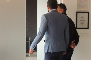 Mohamed El Assy y Joâo Gonçalves entran al despacho a deliberar. Imagen de Álex Peña.