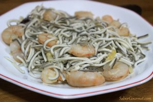 Salteado de gambas y gulas. Foto: SaborGourmet.com.