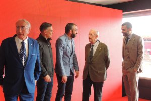 Mohamed El Assy habla con Guillermo Blanes en esta imagen de Álex Peña.