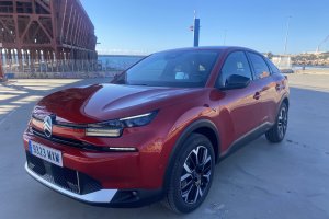 El nuevo C4 hybrid junto a la ballena del pequeño Gabriel durante la prueba realizada