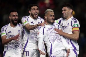El delantero gaditano celebrando su primer gol con el Granada en Elda.