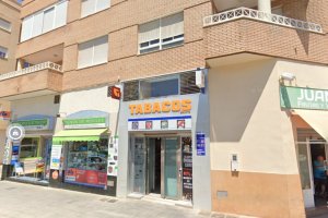 Exterior del estanco de Los Molinos donde se ha vendido el primer premio.