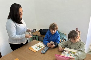 Entrega del marcapáginas a dos jóvenes huercalenses.