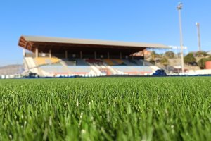 El nuevo césped artificial ya se está colocando y en pocas semanas los equipos podrán volver a casa.