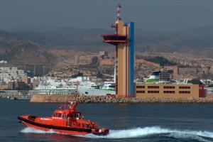 Una patrullera de Salvamento Marítimo navega por la bahía de Almería.