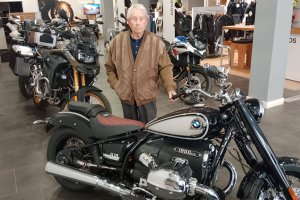 Antonio Viciedo Hernández posa junto a una moto BMW.