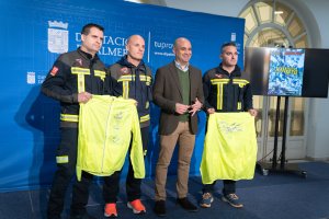 El diputado junto a bomberos organizadores.