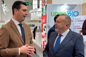 El alcalde de Níjar y el director de LA VOZ charlando en los pasillos de Fruit Logistica en Berlín esta semana.