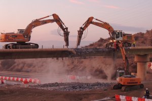 Caía la tarde y también el puente de Viator sobre la Autovía A-7.