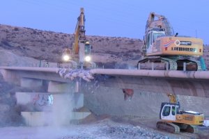 Las máquinas ya están derribando el puente sobre la Autovía A-7 en Viator.