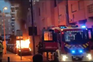 Imagen del coche ardiendo en El Zapillo.