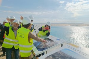 María Jesús Montero, vicepresidenta del Gobierno, visita la balsa de El Jabonero en Níjar.