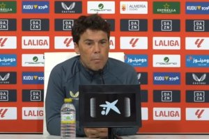 En el entrenador del Almería pone en valor a los centrales que tiene.