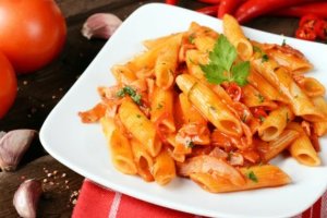 Macarrones con tomate y pollo.