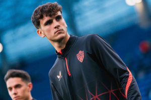 Selvi Clua calentó en la banda de Riazor pero no debutó con el Almería.