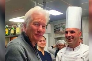 Richard Gere en la cocina del restaurante
