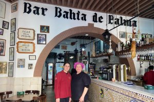 Mari Carmen Hermoso junto a su hija Raquel, al frente -junto a su esposo y padre- del Bahía de Palma.