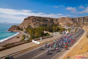 La Clásica de Almería pasando por la carretera del Cañarete.