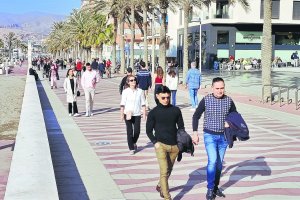 Almerienses en el Paseo Marítimo de la capital.